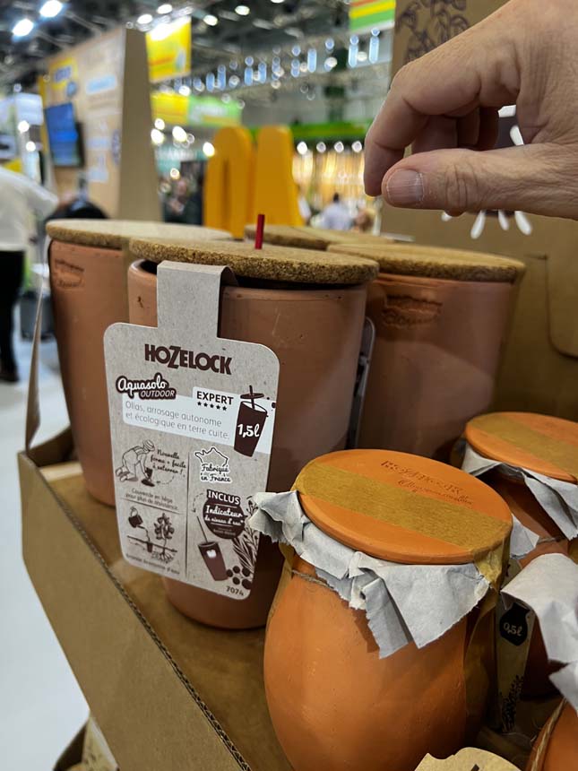 Les Ollas d'Aquasolo/Hozelock  : des réserves d'eau qui diffusent l'eau par microporosité dans la terre.  Quand la jarre est pleine la tige rouge est au plus haut... A vide, la tige est redescendu prévenant l'utilisateur