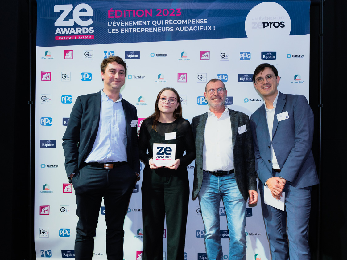 Fabien Lefebvre et son équipe du Brico Cash Beaupréau en Mauges, magasin qui a gagné les ZeAwards Initiatives RSE Brico  avec Philippe Paulic, Zepros et Vincent Du Granrut    