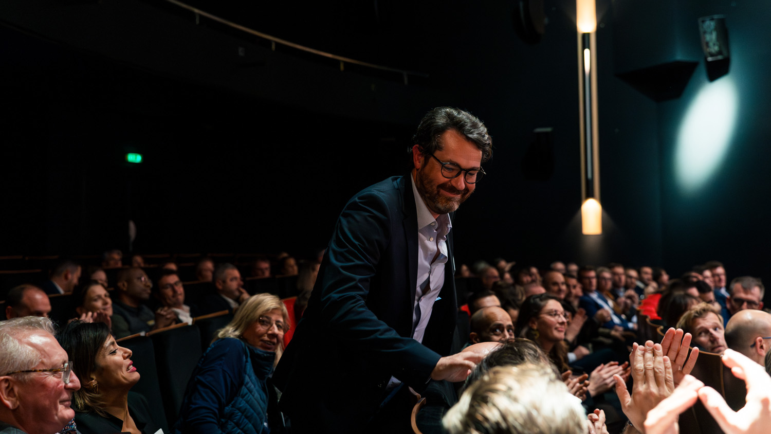 Eric Béchu (DG Weldom) se lève pour aller chercher son prix ZeAwards Personnalité de l'année