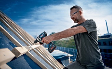 Homme en train de visser