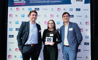 Fabien Lefebvre et son équipe du Brico Cash Beaupréau en Mauges, magasin qui a gagné les ZeAwards Initiatives RSE Brico  avec Vincent Du Granrut    