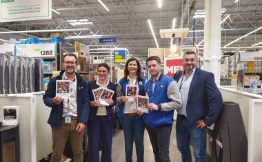 La signature s’est tenue le mercredi 15 mai au magasin Castorama d’Englos en présence de Charlotte Brun, Vice-Présidente de la Métropole européenne de Lille - Climat - Transition Ecologique et Energie, Christophe Varloteaux, Directeur Régional Nord Castorama (à droite), Céline de Wazières, Directrice de Castorama Englos, Olivier Hornoy, Directeur de Castorama Bondues et Valentin Garcia, Directeur de Castorama Hénin Beaumont (à gauche).