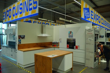 Dans ce magasin de 3000 m2, la cuisine est exposée au sol mais avec quasiment aucune mise scène. Pas de salières, pas de torchons...