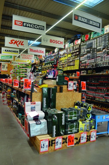L’outillage occupe pas mal d’espace mais représente un CA assez limité. La concurrence avec le Web fait rage. Et l’arrivée de Screwfix donne des idées : « Un 1 000 m2 avec une grosse réserve, on y réfléchit », glisse Stéphane Zorilla.