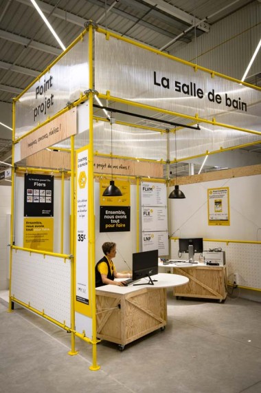 Les bureaux d'accueil "projet"  sont replacés au coeur de la zone projet mais pas devant pour ne pas masquer les mises en scènes