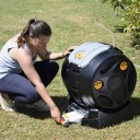 Composteur EasyMix 2 en 1, fabriqué avec plus de 90 0/o de plastique recyclé et 100% recyclable. Cuve d'une capacité de 100 I. Équipé sous le tambour d'un récupérateur de jus de compost Click & Spray de 1,61.139,90
