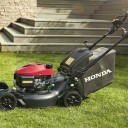 Tondeuse HRN 536 VK. Terrain jusqu'à 1800 m2. Moteur Honda à arbres verticaux GCVx. Système Versamow On/Off pour passer du mulching au ramassage via un simple levier. 799 C.